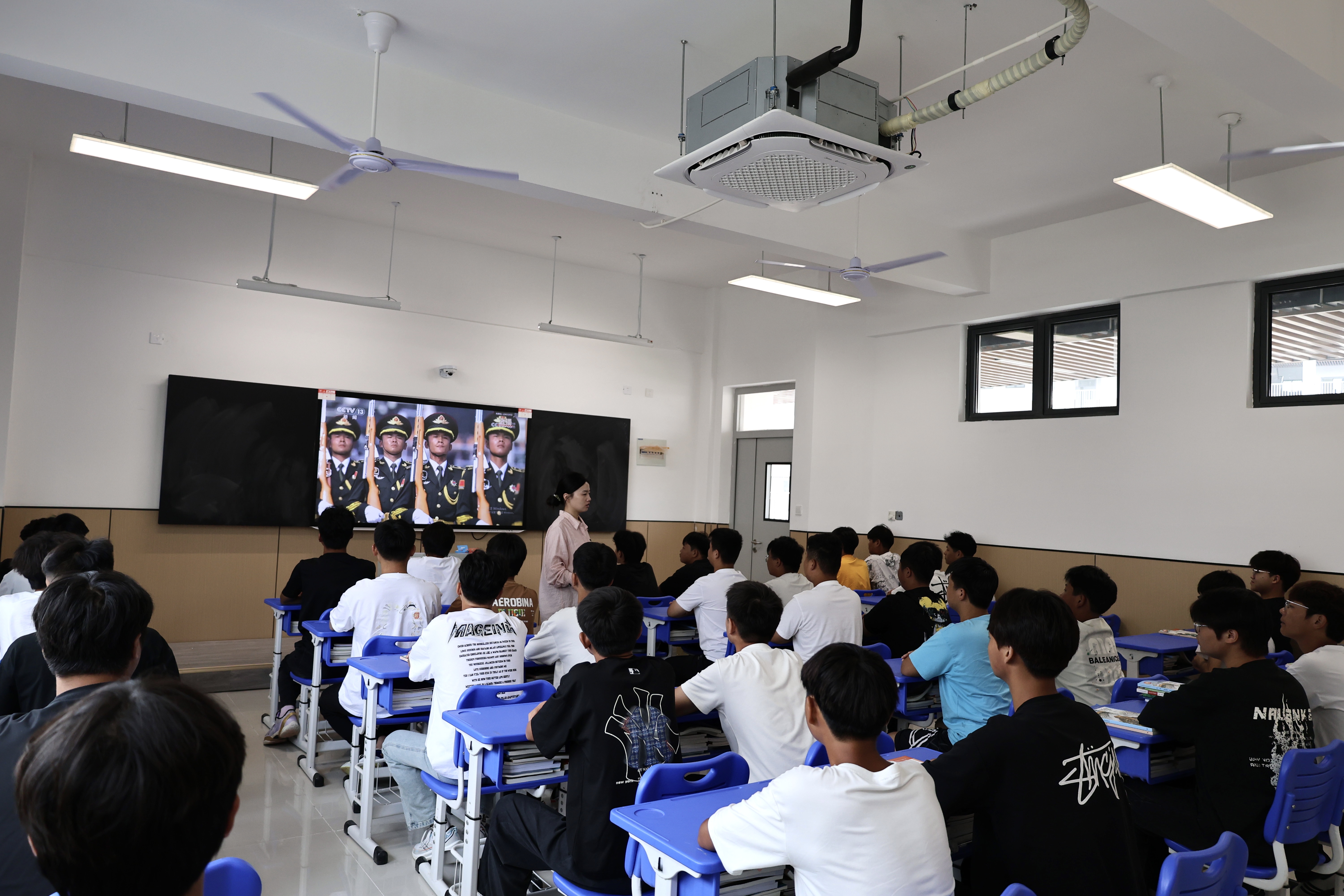 铭记历史，砥砺前行！亳州树仁技工学校组织全校师生观看九三阅兵直播